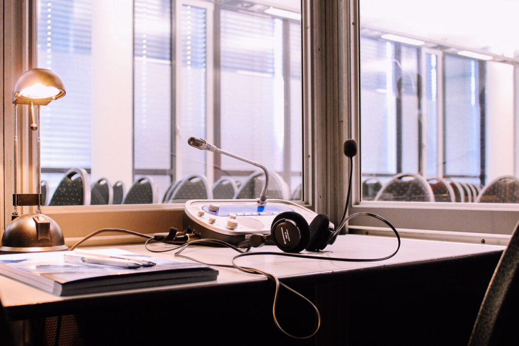 Sicht der Dolmetscher:innen für Englisch in Köln aus der Kabine